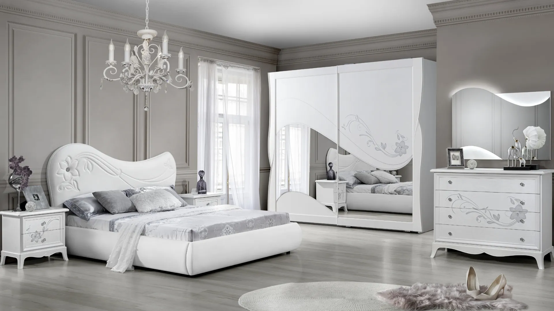 Armadio con ante scorrevoli Bedroom Carmen in laccato Bianco opaco con decoro floreale e specchi sagomati di Imba Srl