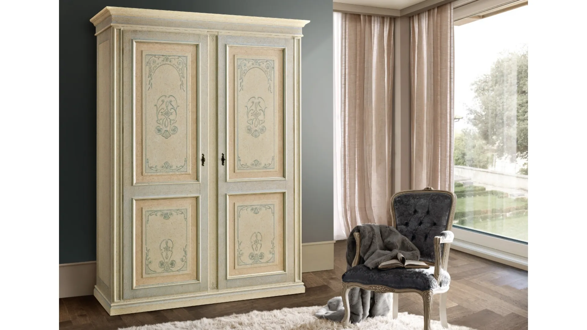 Armadio classico Tiziano a due ante finitura Antiquariato con sovracolore fascia esterna e decori Azzurri e fascia interna Ocra di Ferretti e Ferretti