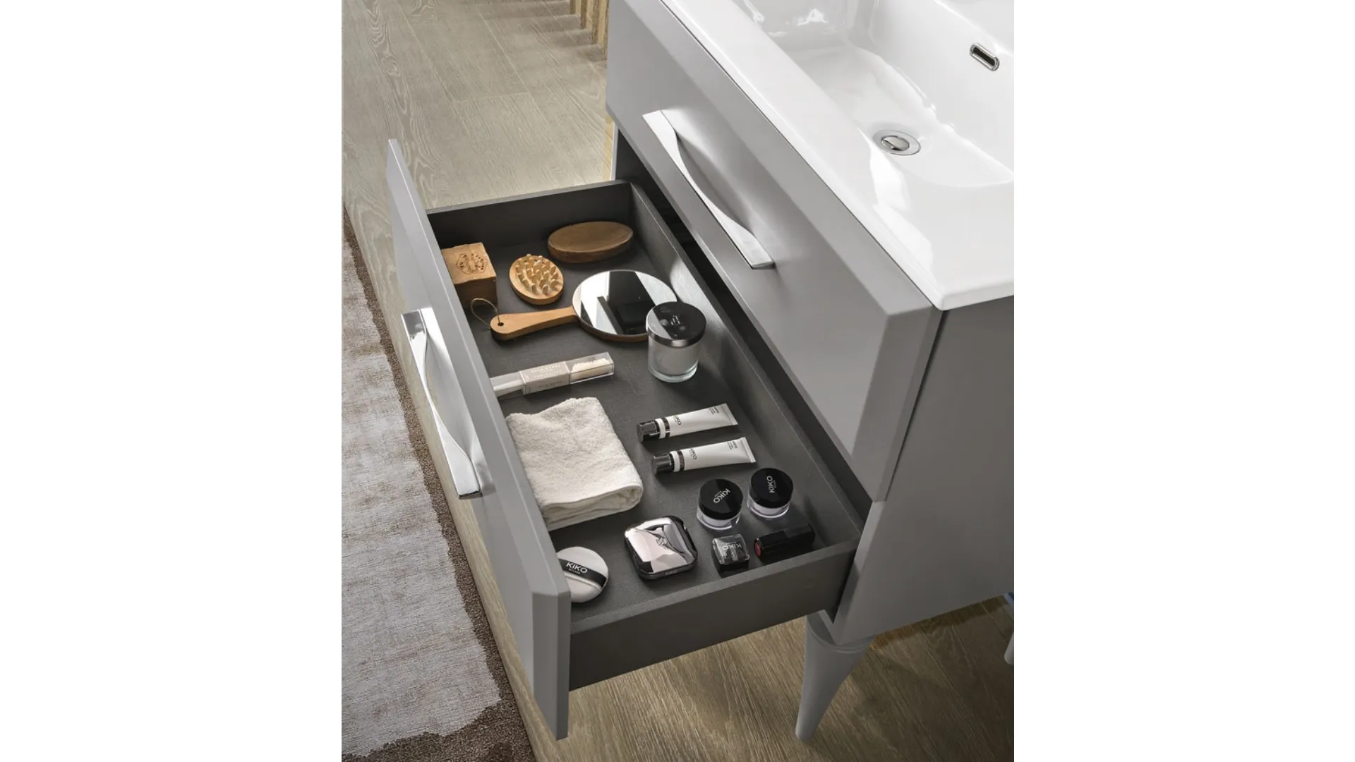 Mobile da Bagno con piedi Cleide laccato Grigio Perla con lavabo in ceramica di Bluelife